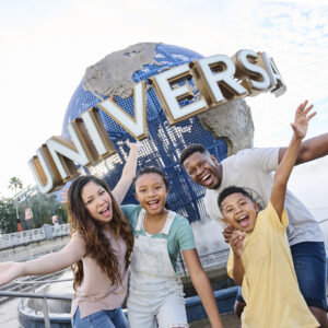 Família sorrindo em frente ao icônico globo da Universal Studios Orlando Resort, um dos destinos mais populares de Orlando.